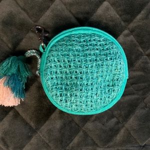 Free People woven straw change/ coin purse💚